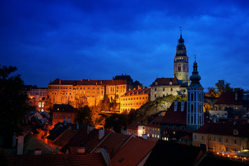 Fototapeta premium Historische Burg in Krumau am Abend und beleuchtet