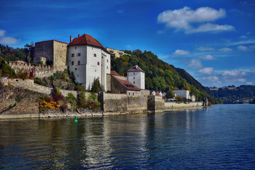 Naklejka na ściany i meble Blick auf die Veste in Passau und die Donau
