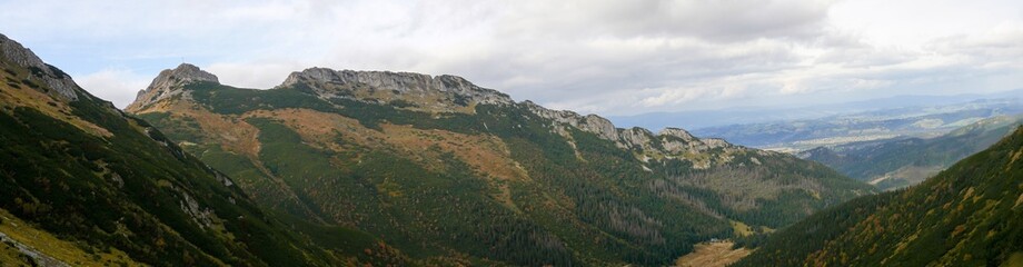 Fototapeta na wymiar Mountain panorama in autumn