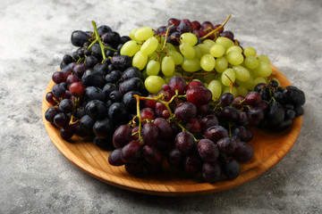  fresh grapes on plate