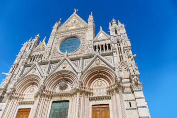 Fototapeta na wymiar Facade of the Cathedral of Siena in Tuscany
