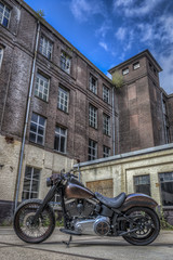 Fototapeta na wymiar Motorrad vor altem Gebäude