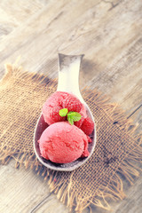 glace à la framboise sur fond en bois
