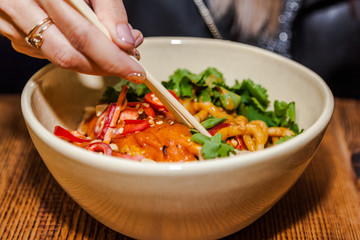 Pikantny kurczak z makaronem udon i kolendrą © Kamila Sankiewicz