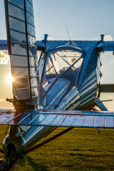 Motorflugzeug im Sonnenuntergang