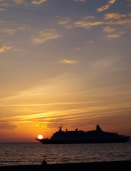 barco con atardecer