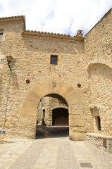 Fototapeta na wymiar Arch to passageway in Pals, Girona, Spain
