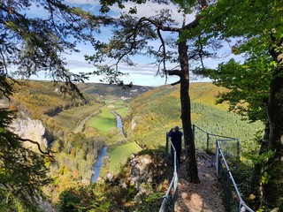 Blick vom Knopfmacherfelsen in das obere Donautal