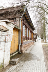 Fototapeta na wymiar facade of the old log house in Suzdal