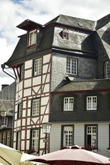 Fototapeta na wymiar Façades ardoisées, mansardées et à pan de bois au centre historique de Monschau, en Allemagne 