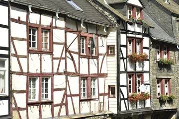 Façades en colombage rustique parfois avec géraniums aux fenêtres des bâtisses du 18ème...