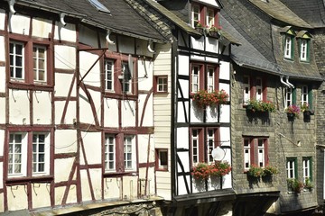 Façades rustiques en colombage ou ardoisées des bâtisses typiques du 18ème siècle au centre...