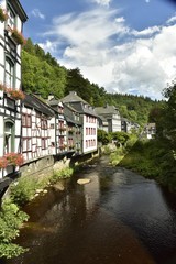 Fototapeta na wymiar La Roer ,longeant les vieilles bâtisses en colombage au centre historique de Monschau ,au milieu d' un cadre forestier du massif de l'Eifel en Allemagne 