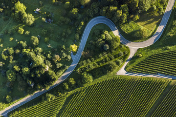 Luftaufnahme, Straßenserpentinen durch ländliche Gegend in Schnait, Remstal, Baden Württemberg, Deutschland