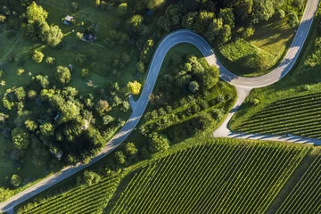 Foto op Plexiglas Luftaufnahme, Straßenserpentinen durch ländliche Gegend in Schnait, Remstal, Baden Württemberg, Deutschland © Stefan Schurr