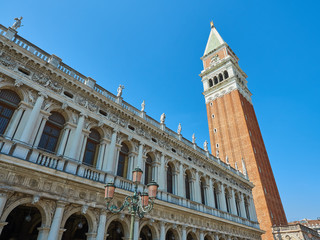 Fototapeta na wymiar Vista de la Biblioteca Marciana y la Torre del Campanile de la Catedral de San Marcos en la Ciudad de Venecia, Italia