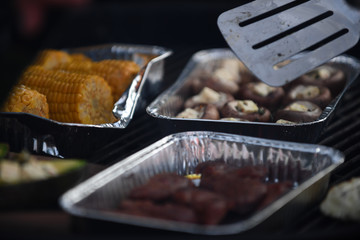 drillgut auf einem grill mit Mais und Fleisch 