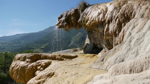 Cascata sulle rocce di calcare
