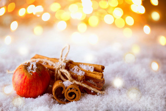 Weihnachten, Advent  -  Apfel und Zimtstangen im Schnee