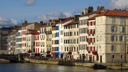 Bayonne, façades d'immeubles colorées le long des quais (France)
