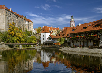 Obraz premium Picturesque autumn. View of Cesky Krumlov and the bridge, beautiful cityscape in the autumn sunny day. Czech Republic. Historical city. UNESCO World Heritage.