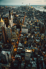 Obrazy na Plexi  Budynki Manhattan New York City oświetlają widok z lotu ptaka w nocy