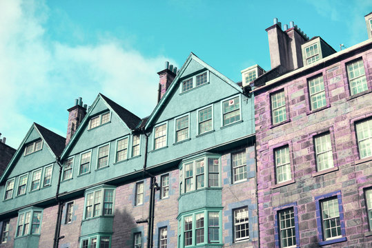 Coloridas fachadas de casas en colores pastel, azul y rosa.