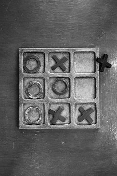 The O wins in a tic tac toe game