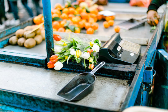 Griechenland, Attika, Athina, Marktstand mit Blumen und Fr&uuml;chten, Markt in Monastiraki