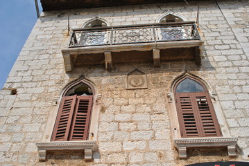 Zabytkowe okna i balkon