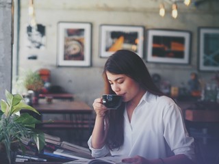 Asian business woman working in coffee shop cafe