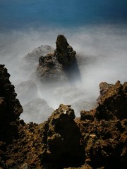 Larga exposición del oleaje del mar en las rocas en la costa dorada (Mediterraneo) 