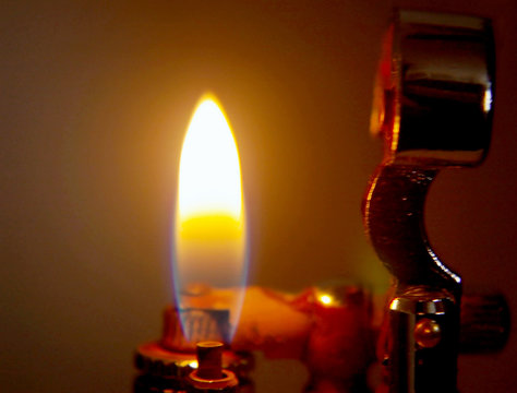 mechero encendido con llama