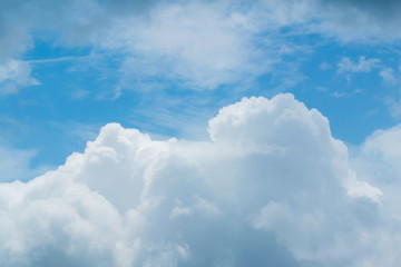 Naklejka premium The sky with the clouds moving in the wind is a small group of clouds.