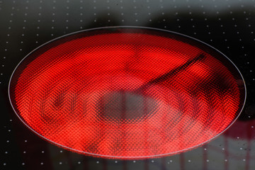 Cerankochfeld in betrieb mit hohen temperaturen zum Kochen