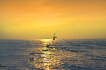 The sun began to rise from the sea in the morning.