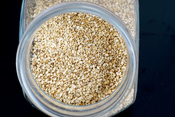 Sesam im Glas zum Kochen und würzen und zum verfeinern