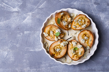 Baked pears with nuts