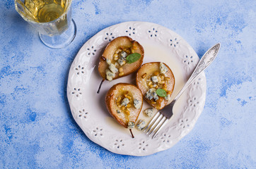 Baked pears with nuts