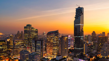 Fototapeta premium Panorama Cityscape widok na nowoczesny wieżowiec w Bangkoku w biznesowym centrum Bangkoku w Tajlandii.