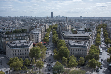 Fototapeta na wymiar Vue de Paris depuis l'Arc de Triomphe à l'Étoile, la Tour Montparnasse, les Invalides et l'église américaine