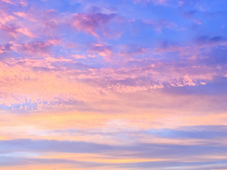Obraz premium Beautiful sun rays of sunset and with colorful of sky background