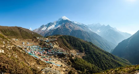 Papier Peint photo autocollant Ama Dablam Vue panoramique de Namche Bazaar et de la montagne Thamserku dans le district de Solukhumbu, Népal