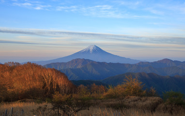 Obraz premium 大蔵高丸から夜明けの富士山