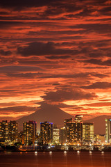 Fototapeta premium 鶴見区大黒町から横浜港の夕焼け富士山
