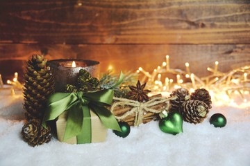 Adventskerze mit Geschenk in grün und braun