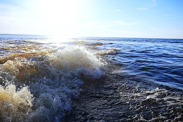 Splashes from the strong waves