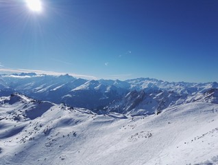 vue dégagée sur les pics de montagne