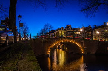 Kanalbrücke beleuchtet