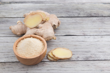 Fresh ginger root and ground ginger spice